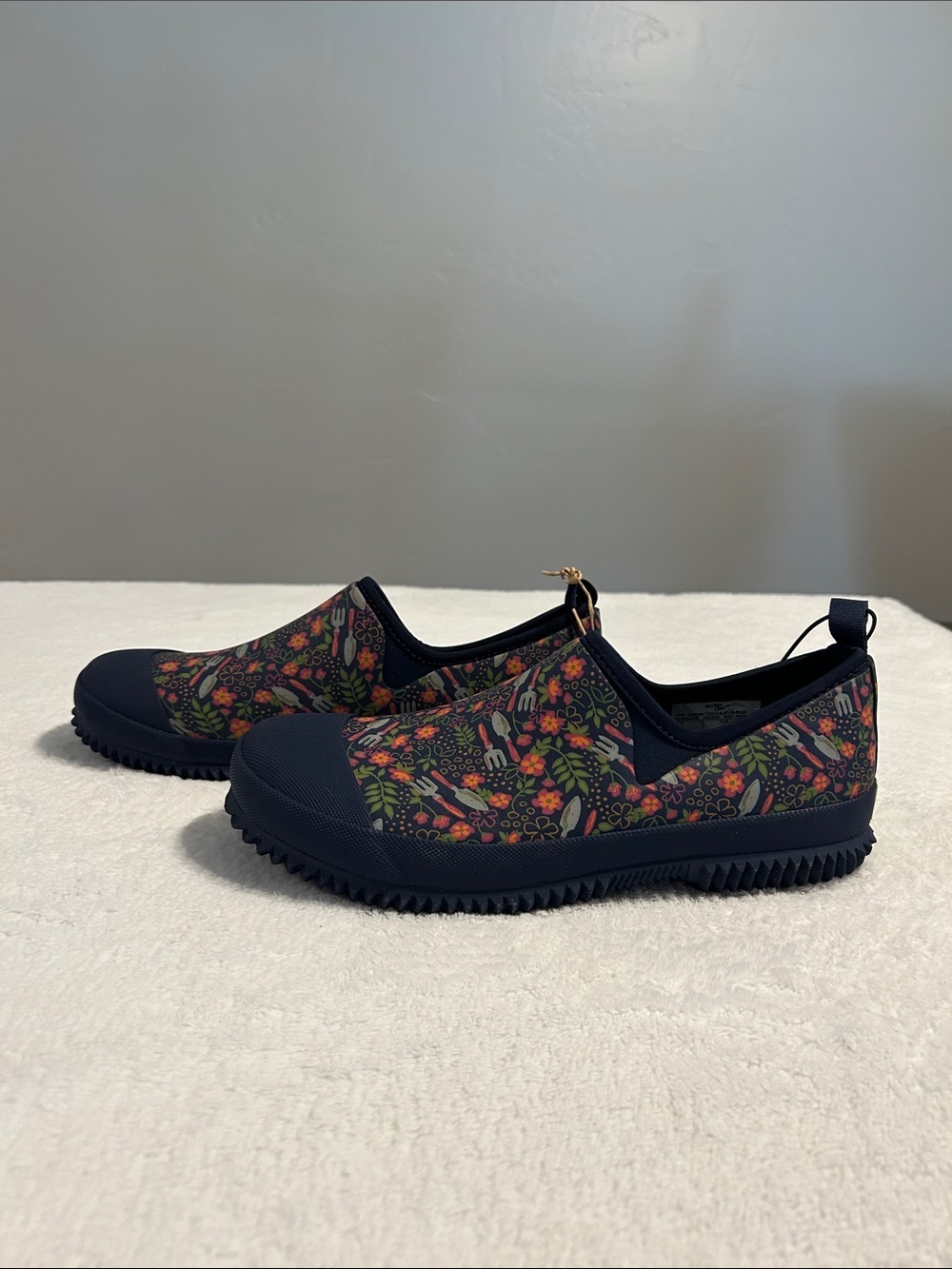 Western Chief Navy Floral & Cactus Slip-On Moccasins. Garden tools - Picture 6 of 11